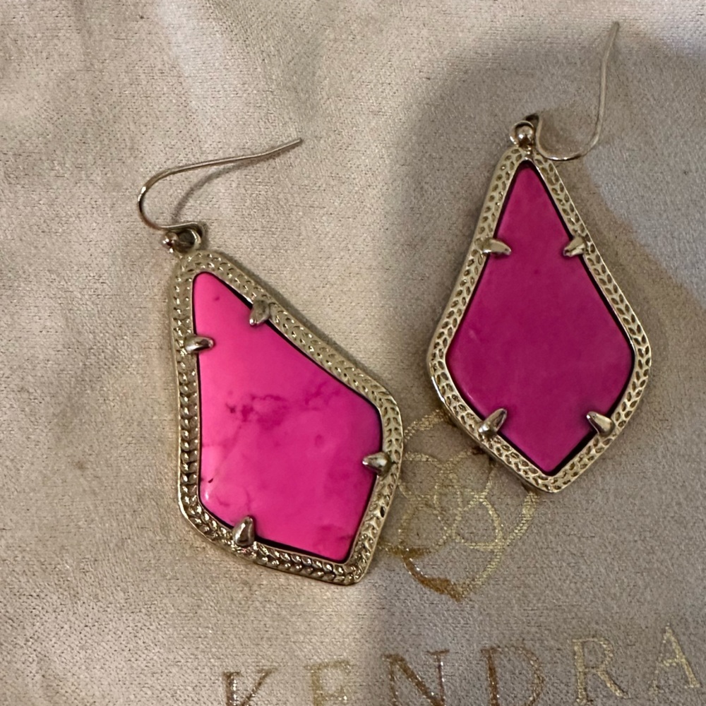 Kendra Scott Alex earrings in mangenta magnacite
